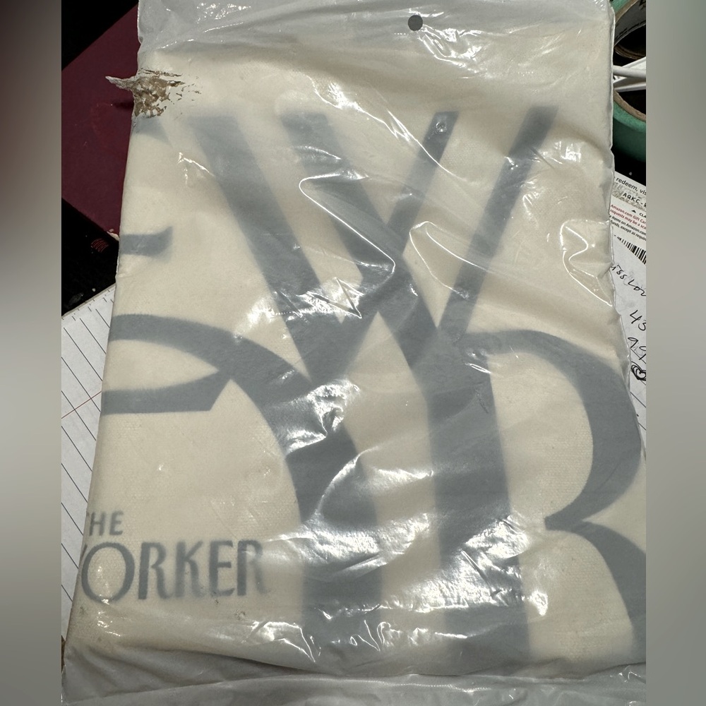 BRAND NEW • STILL IN PACKAGING• iconic New Yorker Magazine cream & black tote